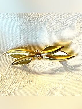 Vintage Gold Tone Abstract Bow Leaf Brooch Pin • Matte & Polished